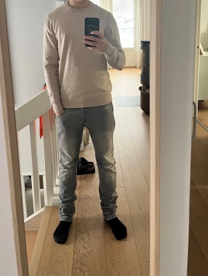 Beige ulltröja från Suitsupply M - Snygg beige tröja från Suitsupply i ren ull. Klassisk rund hals och långärmad modell med ribbade muddar vid ärmslut och nederkant. Perfekt för dig som gillar stilrena och enkla plagg med skön passform. Passar dig som vill ha en neutral look. Nypris 130 euro. Knappt använd. Modellen är 173 och väger 58kg. Den sitter mer som en S än M. Om nu vill ha mått så kan ni fråga.