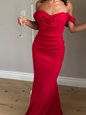 Röd balklänning  - Säljer min fina balklänning som jag endast använt 1 gång! Den har blivit uppsydd och insydd vid midjan hos en skräddare☺️ köpt för 1099kr