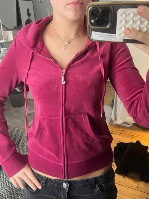 Juicy kofta  - Jättefin kofta i cool färg!! skriv för frågor eller funderingar.