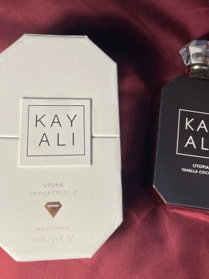 Kayali utopia vanllla Coco 21 - Säljer nu min helt nya kayali utopia vanilla coco 21 parfym🫶fick den som present men inget som passade mig💕💕orginalpris- 1549, kom gärna med prisförslag eller om du har några frågor❤️