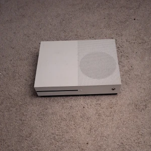 XBOX ONE S MED BLÅ KONTROLL - sådär skick på xboxen cd mottagaren är sönder medföljs en ny new gen blå xbox kontroll får med alla kablar kan diskuteras om pris