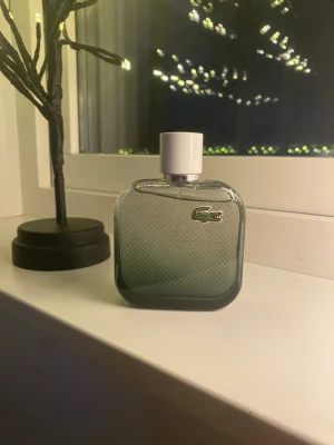 Stilren Lacoste herrparfym - En modern parfym från Lacoste med den ikoniska krokodilloggan. Perfekt för dig som gillar sportig och fräsch stil. Snygg och enkel flaska som passar in i alla badrum, 100 ml