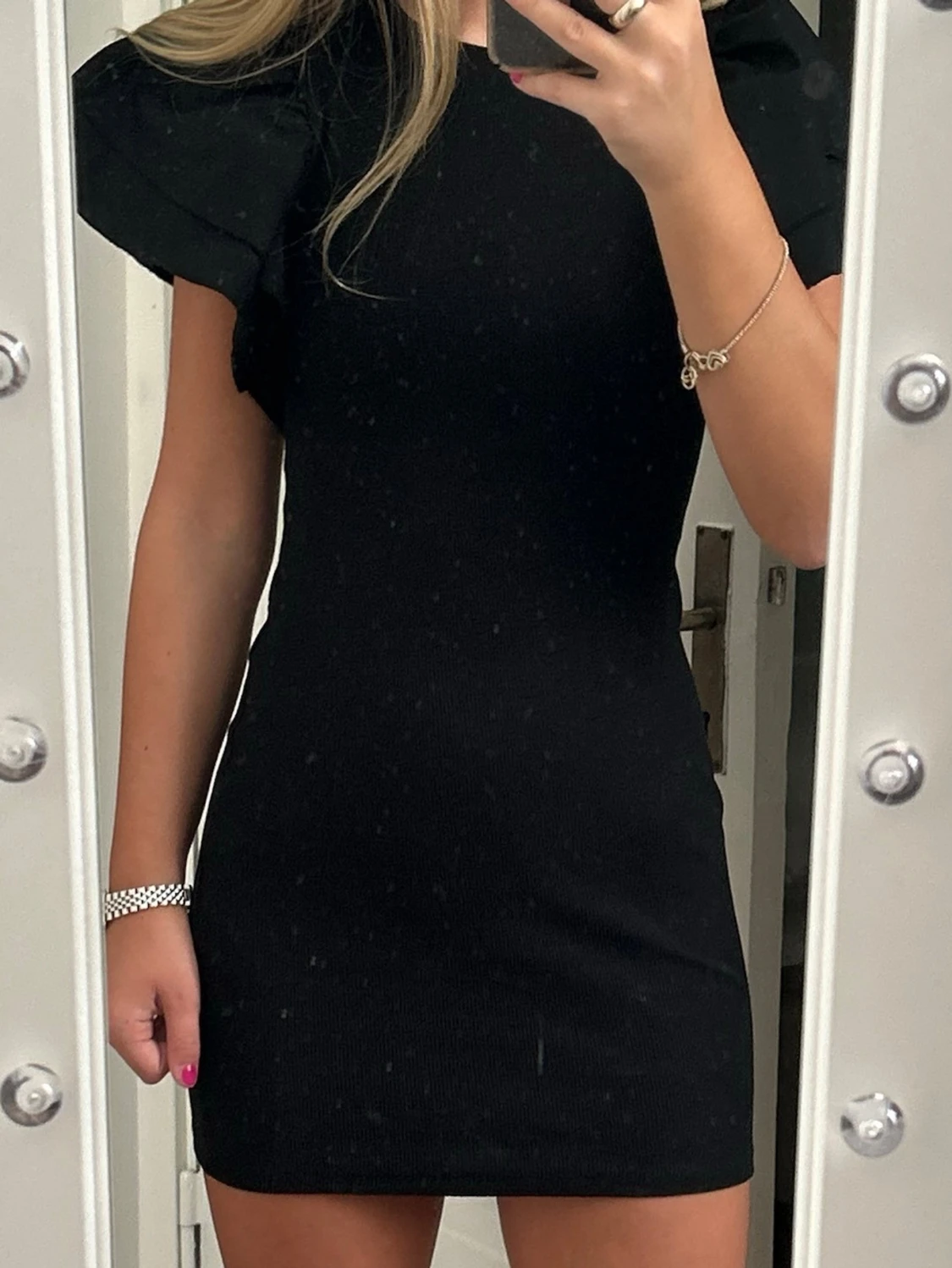 Svart kort klänning med puffärm - 2