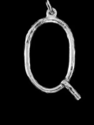 Maria Nilsdotter silvrigt örhänge - Säljer ett silvrigt örhänge från Maria Nilsdotter. Unik och edgy design med hög kvalitet – perfekt som statement piece. Använt fåtal gånger och i fint skick. Nypris högt. Levereras rengjort ✨