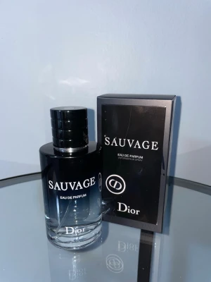 Dior Sauvage Eau de Parfum - Sauvage Eau de Parfum från Dior, stilren och modern doft i en påfyllningsbar flaska. Tillverkad i Frankrike. Flaskan och kartongen är återvinningsbara. Perfekt för dig som vill ha en ikonisk parfym med lyxig känsla.