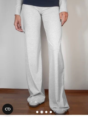 Ljusgrå yogapants från Subdued - Populära yogapants från subdued i två färger, grå på själva byxorna och marinblå på överdelen. Ny utan prislapp.