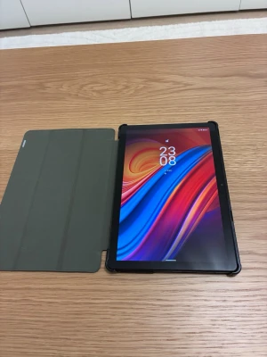 Lenovo Tab M10 WiFi 32 GB 10,1" surfplatta - Snygg Android surfplatta i mycket fint skick, levereras med praktiskt vikbart fodral och laddare. Skärmen är fri från repor och surfplattan fungerar utmärkt. Perfekt för surf, film och appar. Inga synliga defekter eller slitage.