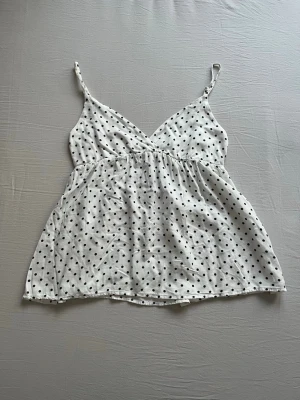 Prickigt linne - Så fint prickigt linne från Brandy Melville som jag köpte i somras. Helt oanvänt och med lappen kvar. Passar som en XS/S och har justerbara band. Nypris 310kr💕