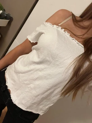 Vit offshoulder topp  - Säljer en söt vit offshoulder topp från Kappahl den är i storlek 146/152 men skulle ändå säga att den är som storlek xs. Säljer pga att den inte kommit till användning på de senaste💕Är öppen för prisförslag