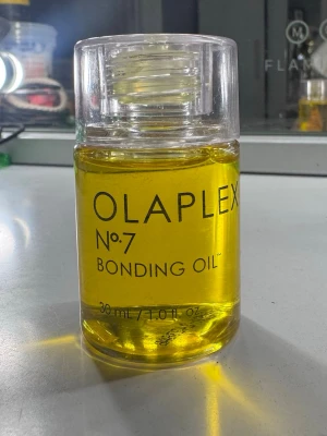 Olaplex No.7 Bonding Oil - Olaplex No.7 Bonding Oil. Använd ungefär 3 gånger men väldigt lite enbart för att prova💕 köpte den för ungefär 300