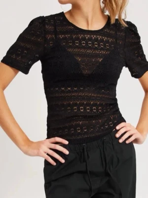 Svart spetsblus med puffärm från vila - säljer denna spets topp från vila, då den aldrig kommer till användning. väldig fin och kan använda till vardag eller till festligheter. använd 1-2 gånger!! skriv privat för egna bilder💕