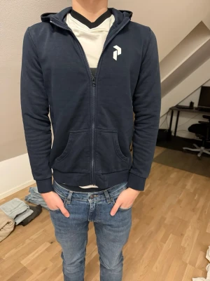 Peak performance hoodie - Hoodie med dragkedja från peak performance. Fint skick. Den är i storlek L på barnavdelningen men sitter som en S ungefär. 