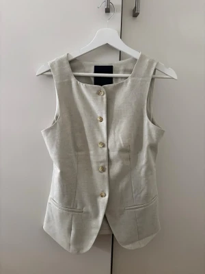 Kostym väst Vero Moda - Jättesnygg kostym väst från Vero Moda. Använd 1 gång