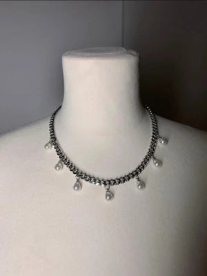 Silver halsband med pärlor - Handgjort halsband med pärlor i rostfritt stål. Kedjan är 7mm och 45cm långt.💗