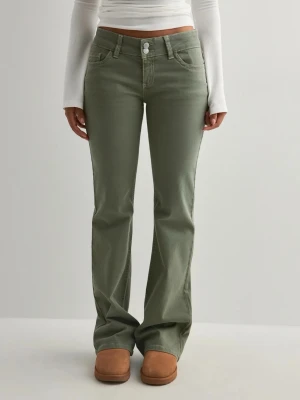 gröna Nelly byxor - as snygga gröna byxor med bootcut-modell och broderade detaljer på bakfickorna. Byxorna har normal passform.  Helt oanvända! Anledning till försäljning är för det är fel storlek💕