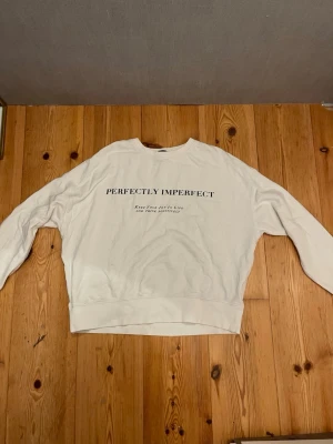 Tjock tröja - Säljer denna tröja från Amisu i storlek M