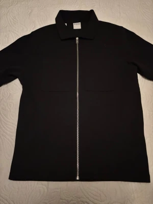 Svart overshirt från Selected Homme - Säljer en stilren svart overshirt från Selected Homme i storlek S. 