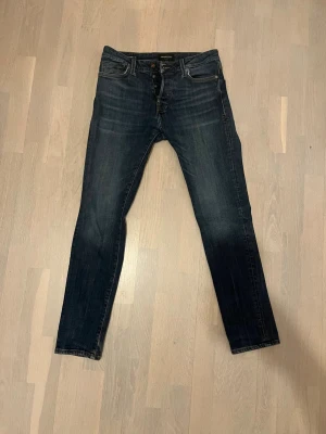 Jack & Jones jeans - Säljer ett par slim/straight / tim jeans. De är i storlek: W 30 L: 32