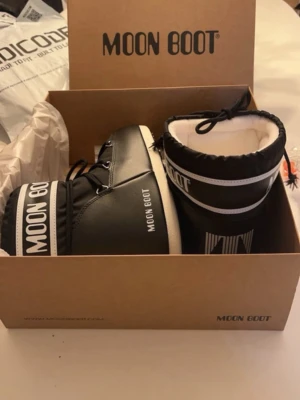 Svarta Moon Boot snow boots (storlek 39-41) - De funkar jättebra och ser bra ut, men inuti är de lite svarta på grund av mina strumpor(som de finns på bilderna) och snören e lite konstiga(som man kan se på bilden) annars är de perfekta! Har fortfarande originella lådan och påsen som kommer med, kvar!