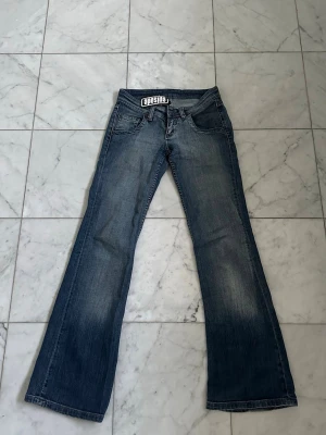 Blå bootcut jeans från Episode - Säljer ett par blåa bootcut jeans från second hand butiken episode i Paris men har aldrig använt då jag tycker att de är lite för korta för mig( jag är 170 )! Annars jätte fina och snygga, säljer för 400 som de gjorde i affären men kan ta emot andra förslag!☺️