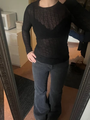 Svart mesh topp från MNG mango  - Säljer en svart långärmad mesh topp från mango MNG i storlek M. Toppen har ett genomskinligt tyg med geometriskt mönster och tight passform. Något liten i storleken, passar xs/s bra.