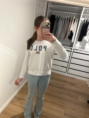 Polo Ralph Lauren Sweatshirt  - Vit sweatshirt från Polo Ralph Lauren köpt för 2200kr , mycket bra skick säljer pga att den är för liten. 12-14år (passar som xs) 