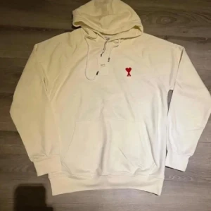 Ami Hoodie  - Tjena säljer denna stilrena, efterfrågade hoodien från Ami. Riktigt utmärkt kvalitet och väldigt snygg som passar allt. Skriv gärna vid intresse och för mer information! Tveka inte på att skicka bud.