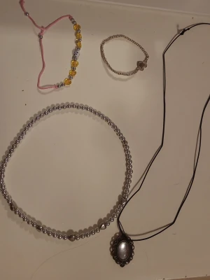 2 armband och två halsband   - Smycken som inte kommer till användning har också massor av ringar om någon är intresserad av de. Jag sickar smyckena i brevlådan. Pris kan diskuteras 😀👍🏼