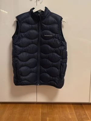 Peak Performance dunväst - Säljer min peak perfermance väst då den inte kommer till användning längre, använd fåtal gånger och skador på västen eller defekter