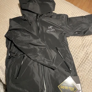 Arcteryx jacka - Helt perfekt skick på jackan. Använt den kanske 3/4 gånger. Super skön. Goretex vattentät. Tror det är storlek S 
