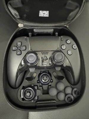 Ps5 DualSense Edge - Sony DualSense Edge trådlös handkontroll för PlayStation 5, komplett med originalfodral och extra tillbehör. Kontrollen är i mycket gott skick, inga synliga repor eller skador. Perfekt för dig som vill ha en premiumspelupplevelse med utbytbara spakar och paddlar. (2 extra hall effect modules) pris kan diskuteras vid snabbaffär!