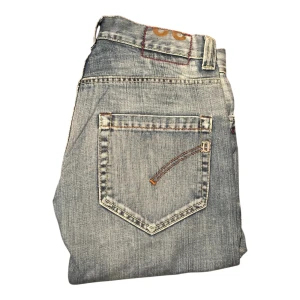 Dondup Jeans - Ett par Dondup jeans i storlek W32. Jeansen är i 9/10 skick utan några skador. Slitningar är från fabrik! Dom är blå/ljusblå. Straight fit. Skriv om det är något du undrar eller om du vill ha flera bilder!                                                        Fraktar så fort jag kan men alltid inom 24H