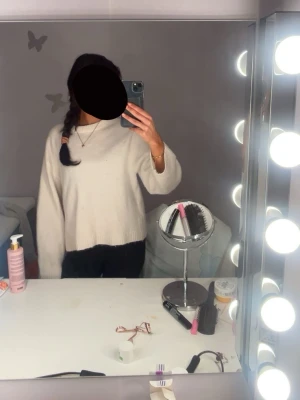 Vit stickad tröja från gina  - Mysig vit stickad tröja med lång ärm och avslappnad passform.