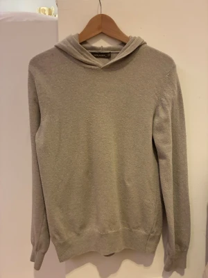 Cashmere hoodie - Säljer denna Oscar Jacobson cashmere hoodie i mycket bra skick. Storlek XS, hör av er för frågor 