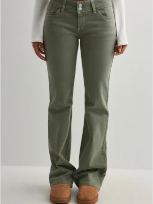 gröna jenas från nelly! - snygga olivgröna jeans från nelly i storlek 34  väldigt fint skick, använda fåtal gånger. säljer dessa då de knappt kommer till användning, skriv privat för egna bilder!!💕 pris kan diskuteras!