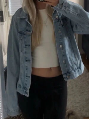 Ljusblå jeansjacka - Jätte fin ljusblå jeans jacka, perfekt till en fin outfit på våren och sommaren💕