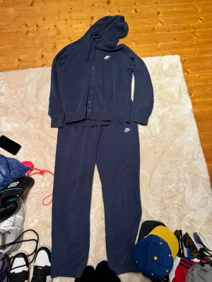 Nike tracksuit - Nike tracksuit jag är 182 passar mig perfekt