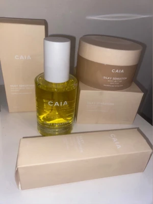 caia warm amber - caia body butter, kroppsolja och handkrämen i lukten warm amber. body buttern = 250kr  oljan = 250kr  handkrämen = 180kr. Alla tre = 490kr  *plus frakt