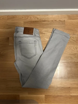 Gråa dondup jeans - Storlek 27/32 -   Stilrena grå jeans från Dondup i modern passform. Använda men i fint skick, utan fläckar eller hål. Pris kan diskuteras vid snabb affär