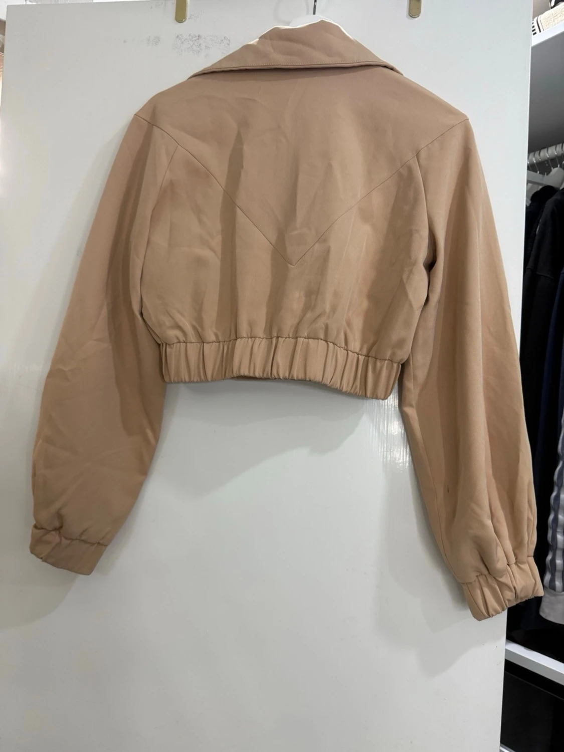 Beige croppad bomberjacka - 1