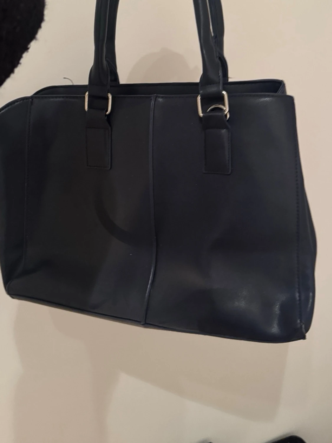 Svart axelväska i skinnimitation - 1