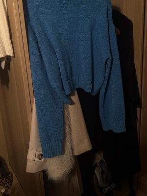 Tjocktröja - Tjocktröja från GinaTricot som är använd några gånger. Open back