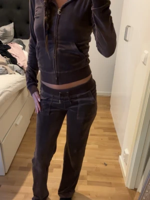 Brunt juicy sett  - Säljer ett brunt juicy sett i stolek xxs