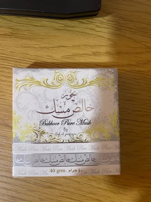 Bukhoor Pure Musk 40g - Bukhoor Pure Musk från Abd al Samad Al Qurashi. En klassisk doftupplevelse i 40 gram för dig som vill ha något unikt och annorlunda i din vardag.