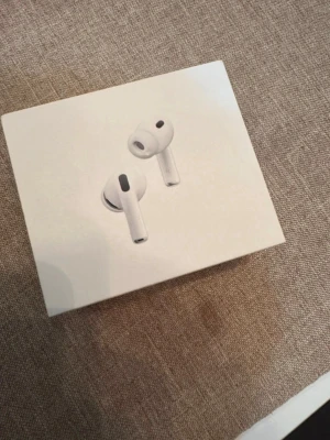 AirPods Pro (3nd generation) - Apple AirPods Pro (3nd gen) i mycket fint skick, komplett med originalförpackning, extra öronkuddar och laddningsetui. Trådlös laddning och aktiv brusreducering. Inga synliga repor eller skador. Perfekt för musik, samtal och träning.