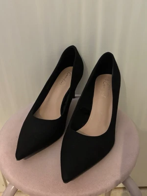 Svarta sammet klackskor - Svarta sammet klackskor från Newlook, endast använda en gång