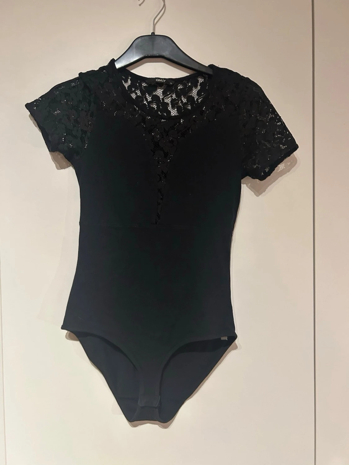 Svart spetsbody från ONLY