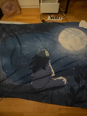 billie eilish tapestry - säljer en jättefin billie eilish tapestry som är i väldigt bra skick men får tyvärr inte plats hos mig längre, skriv för måtten, pris kan självklart diskuteras!! 