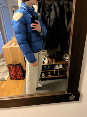 Moncler puffer jacka - Jackan är köpt 2022 från en hemsida som heter haiendo-shop. Den är köpt för 4200.  Den är storlek M men kan kännas som storlek S. Jag är 177 och jackan passar bra. Det är en mer cropped puffer jacka men den sitter ändå riktigt bra och den värmer bra också. Vill sälja jackan för köpte en ny vinterjacka och behöver inte denna mer, jackan är även unisex så de passar både tjejer och killar. OBS PRIS KAN DISKUTERAS!