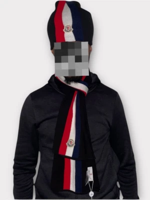 Moncler Tricolor Set- Exemplar 2 av 3 - Helt ny. Fin replika med hög kvalitet. Storlek: one  size Pris: 899:-  först till kvarn. Skickas direkt inom 24h.
